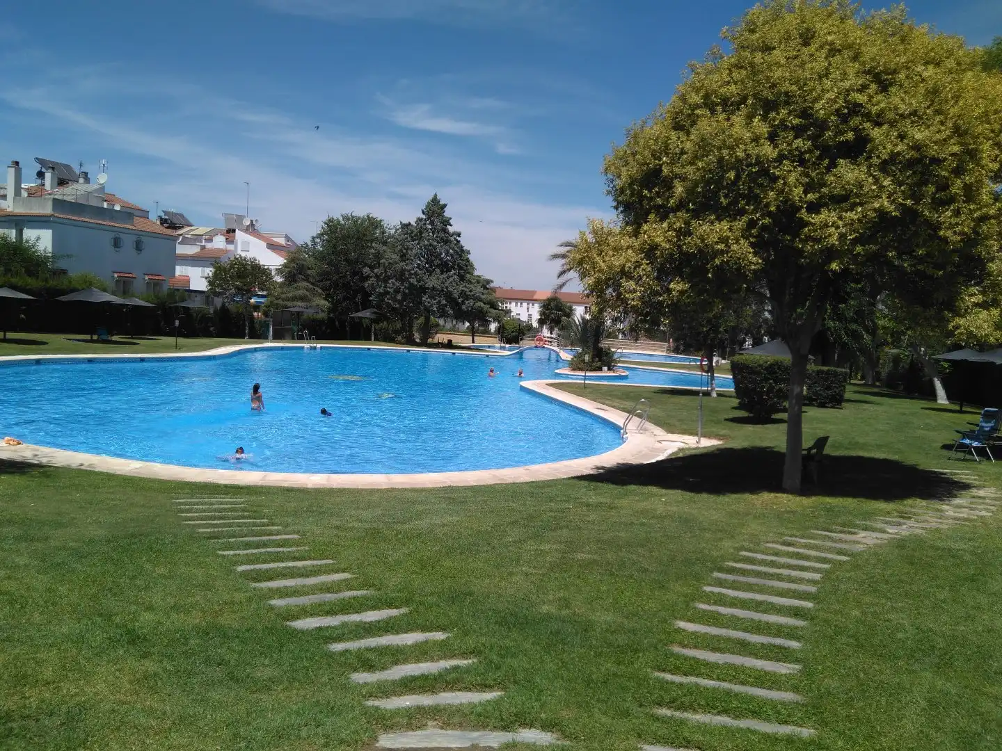 Schwimmbecken von Einfamilien-Reihenhaus zum Verkauf in Mairena del Aljarafe mit Klimaanlage, Schwimmbad und Möbliert