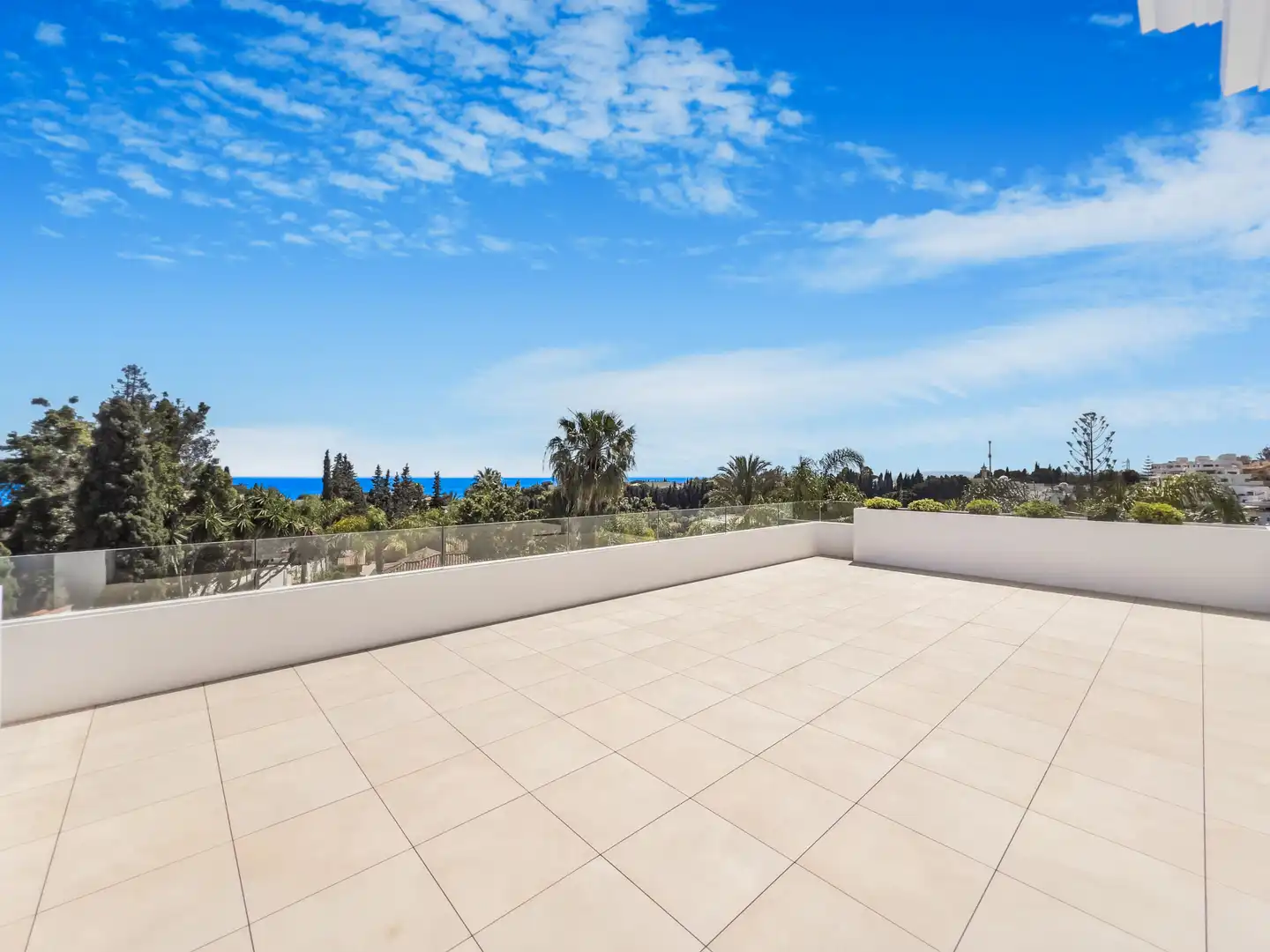 Terrasse von Haus oder Chalet zum Verkauf in Marbella mit Klimaanlage, Heizung und Privatgarten