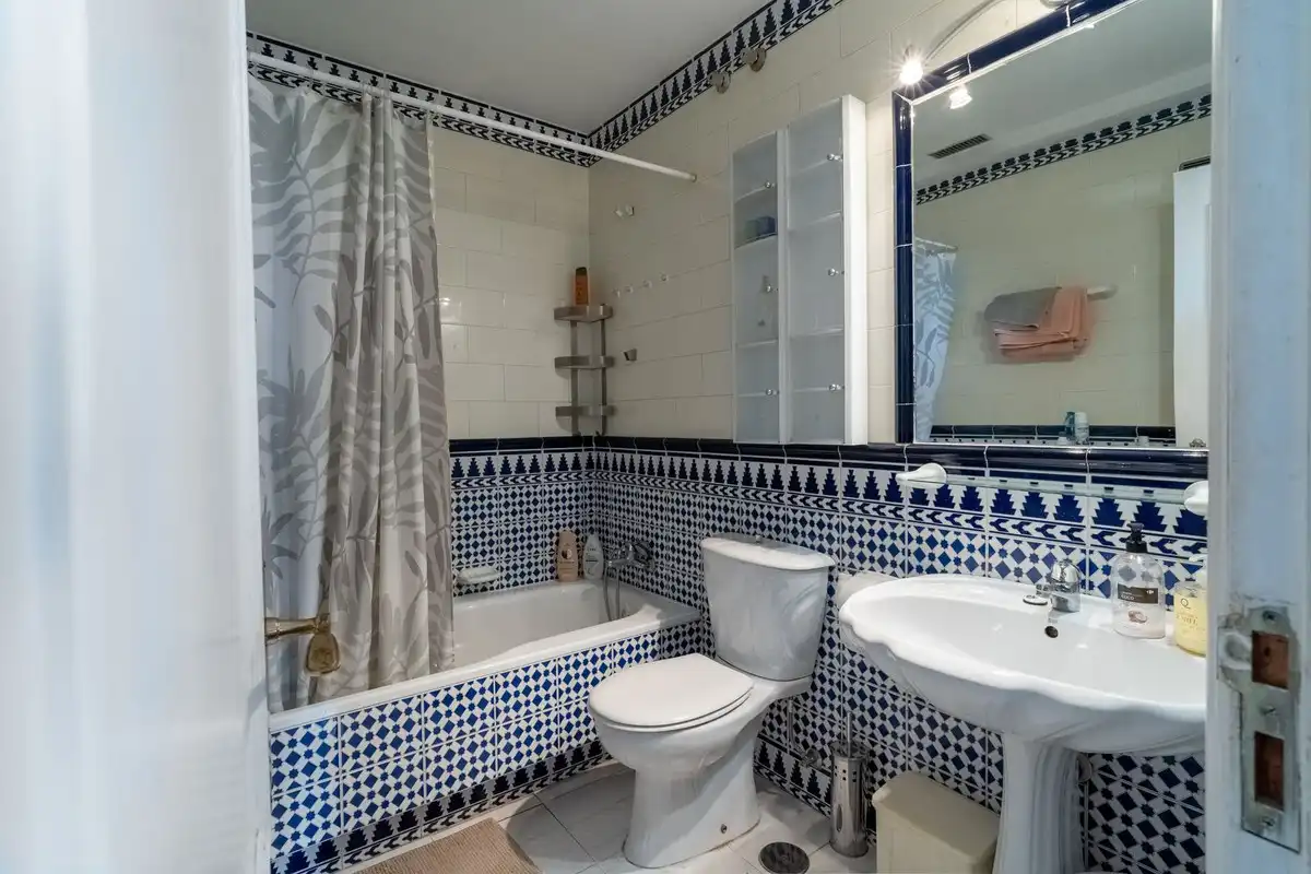 Bathroom of Ground floor for sale in Benalmádena  with Terrace and Community pool