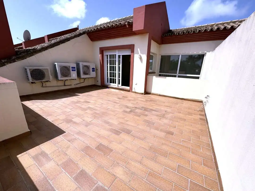 Terrasse von Einfamilien-Reihenhaus zum Verkauf in Sotogrande mit Klimaanlage, Heizung und Privatgarten