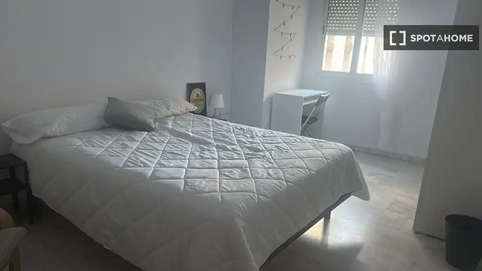 Bedroom of Flat for share in Sevilla  with Air Conditioner, Terrace and Furnished
