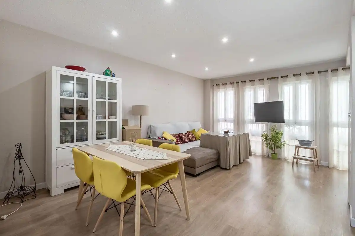 Flat for sale in Calle Hinojosa 12