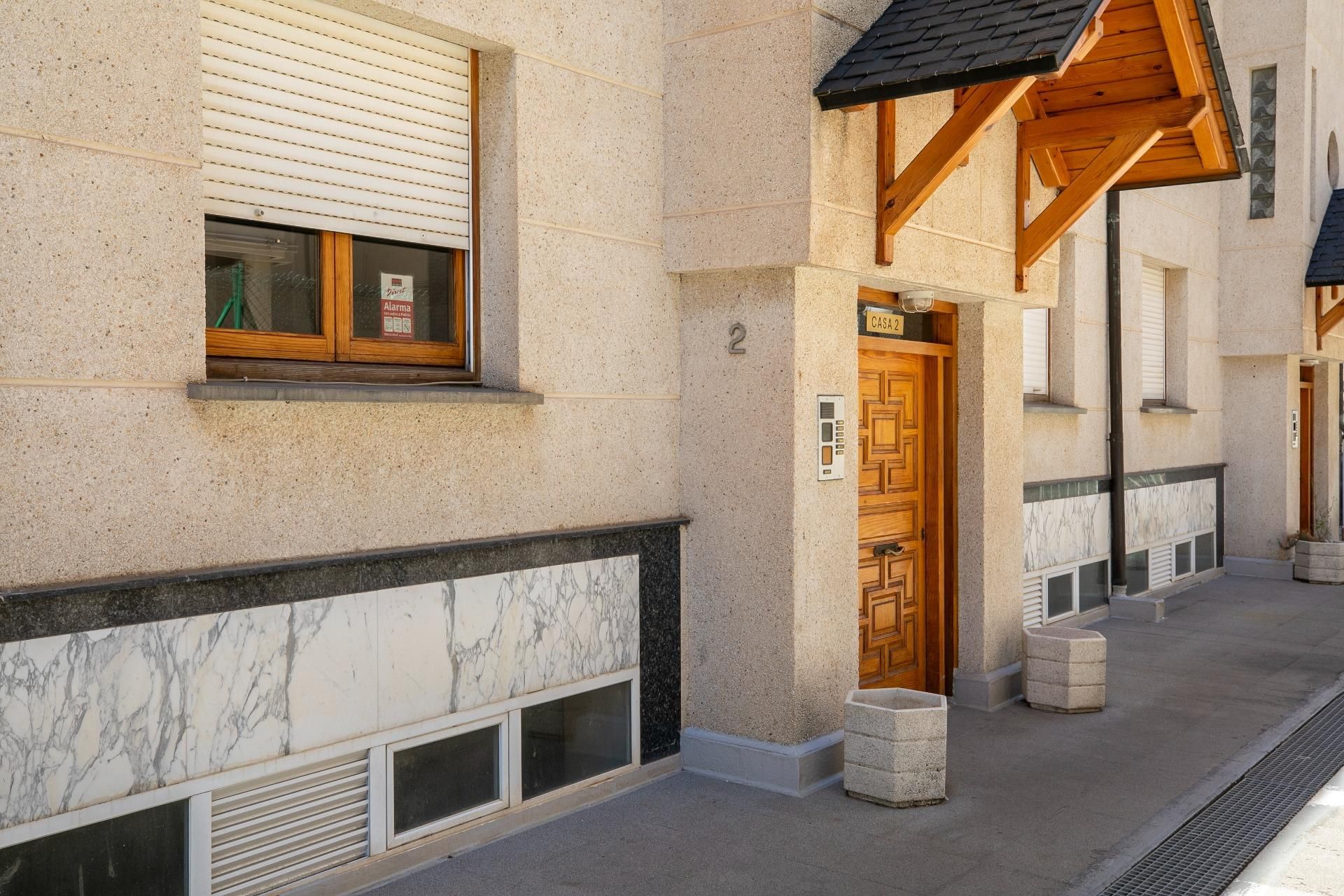 Vista exterior de Estudi en venda en Jaca amb Calefacció, Traster i Alarma