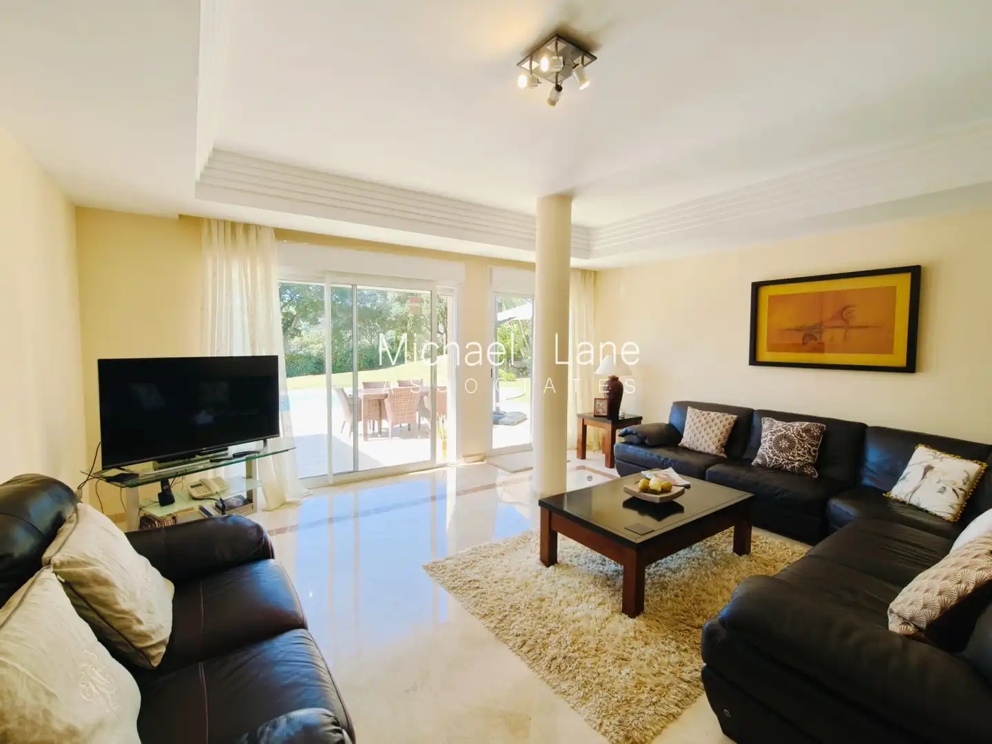 Wohnzimmer von Erdgeschoss zum Verkauf in Sotogrande mit Klimaanlage, Privatgarten und Terrasse