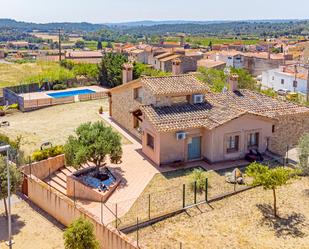 Vista exterior de Casa o xalet en venda en Capmany amb Aire condicionat, Terrassa i Piscina