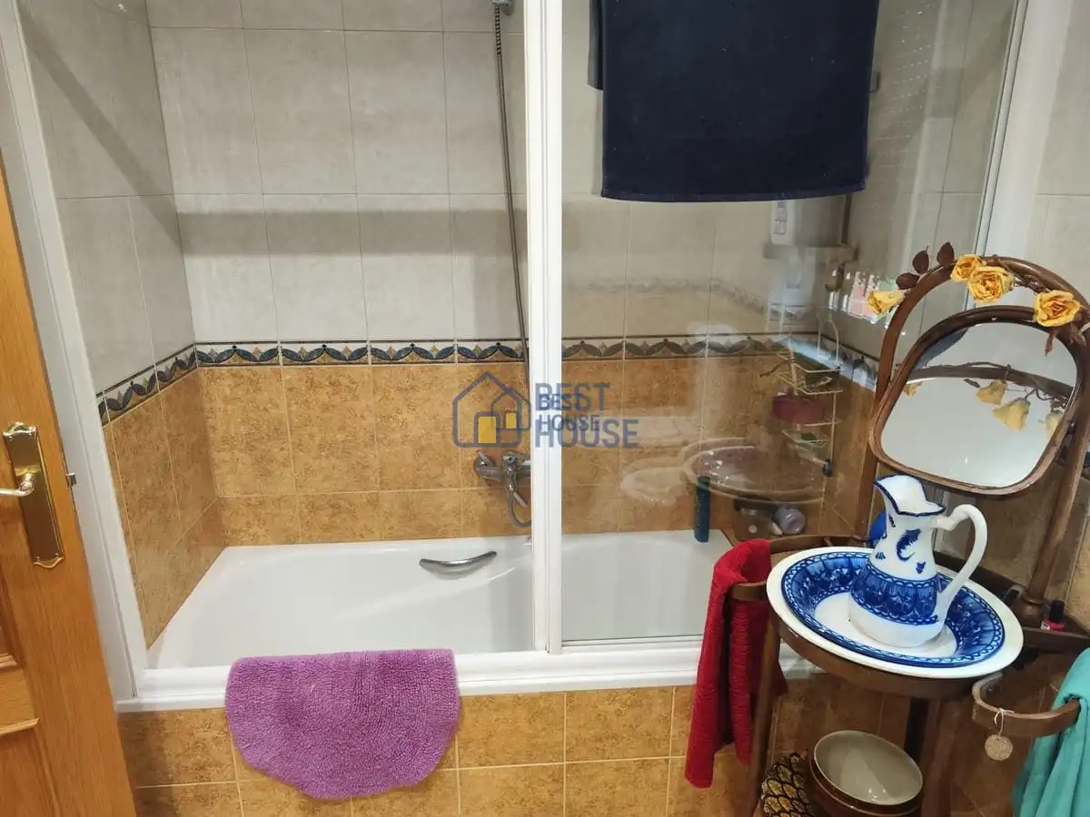 Bany de Casa o xalet en venda en San Andrés del Rabanedo amb Calefacció, Jardí privat i Parquet