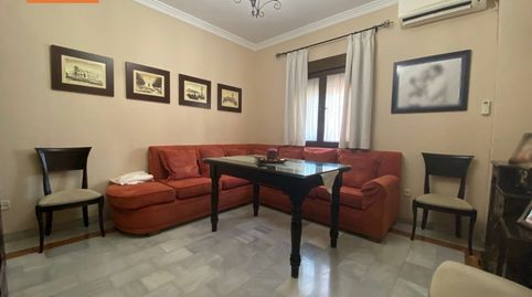 Estupenda casa en la zona residencial de la Huertecilla.Magnífica casa situada cercana a plazas, colegios, estación del tren, come