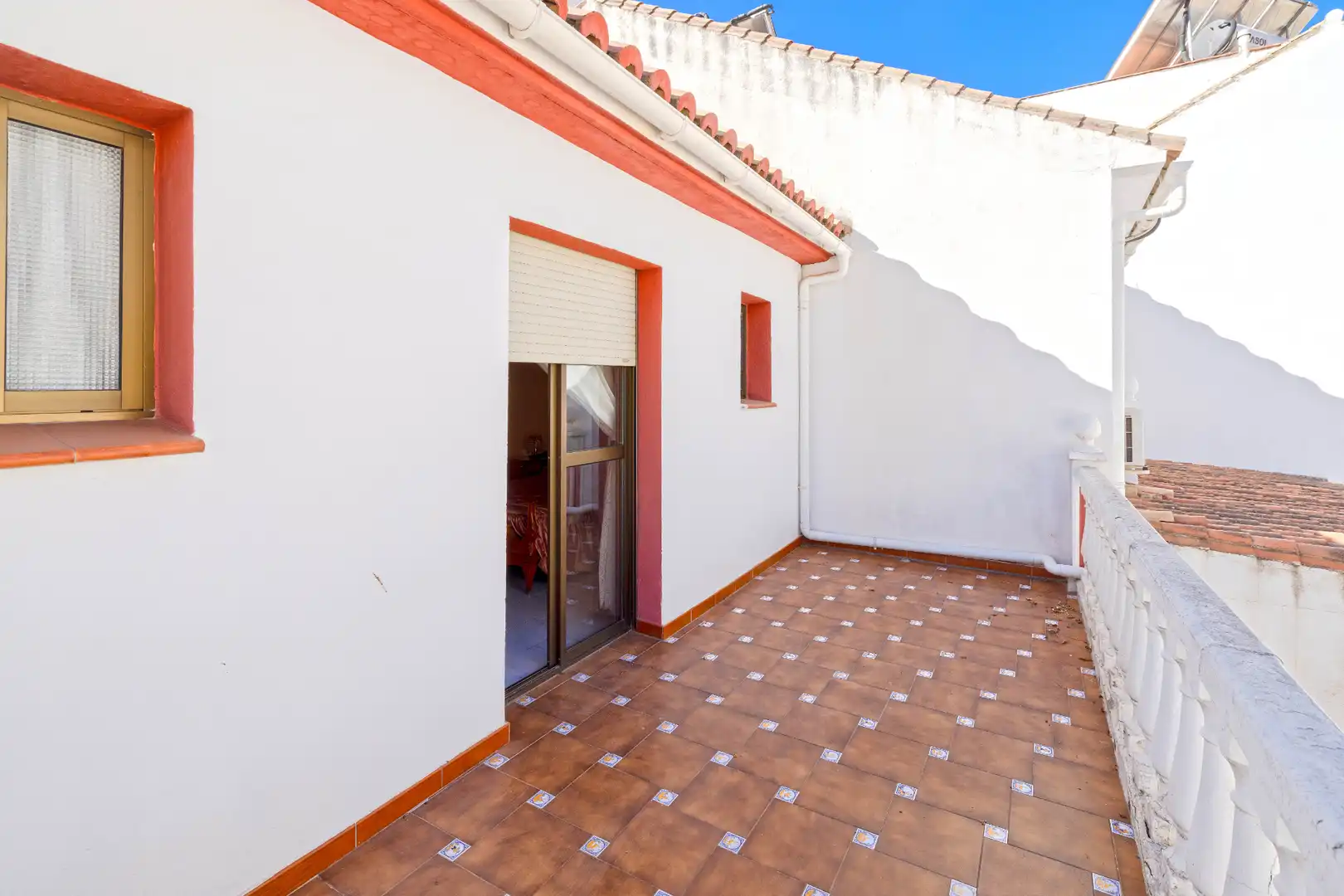 Vista exterior de Casa adosada en venda en Marbella amb Jardí privat, Terrassa i Traster