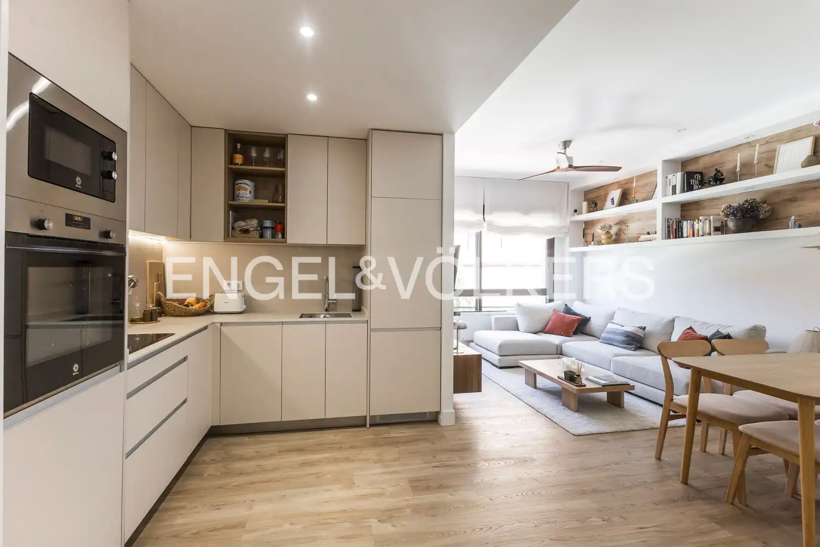 Living room of Flat for sale in Madrid  with Air Conditioner, Heating and Swimming Pool