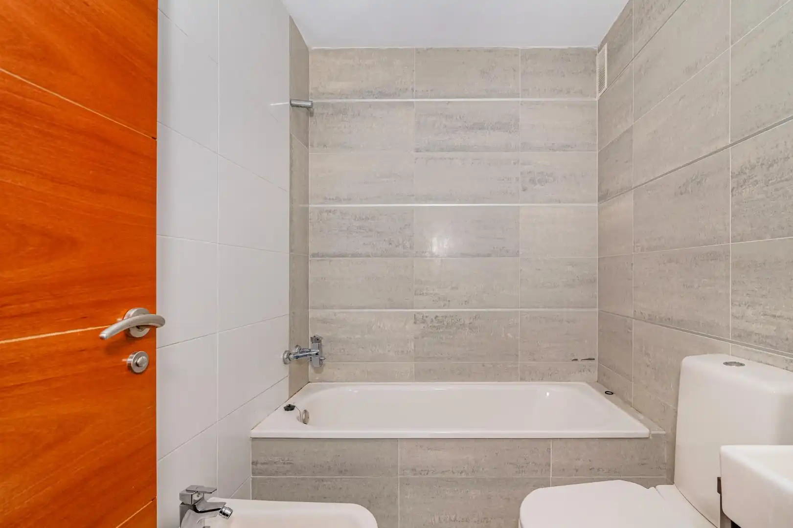 Baño de Piso en venta en Granada con Aire acondicionado, Calefacción y Jardín privado