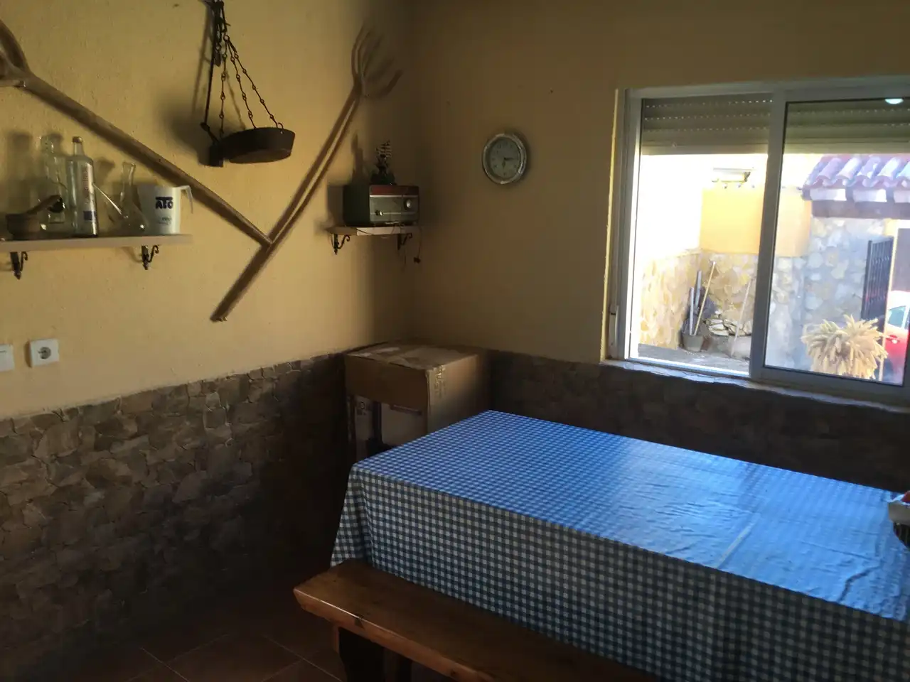 Menjador de Casa adosada en venda en Villamayor de los Montes amb Calefacció, Parquet i Moblat