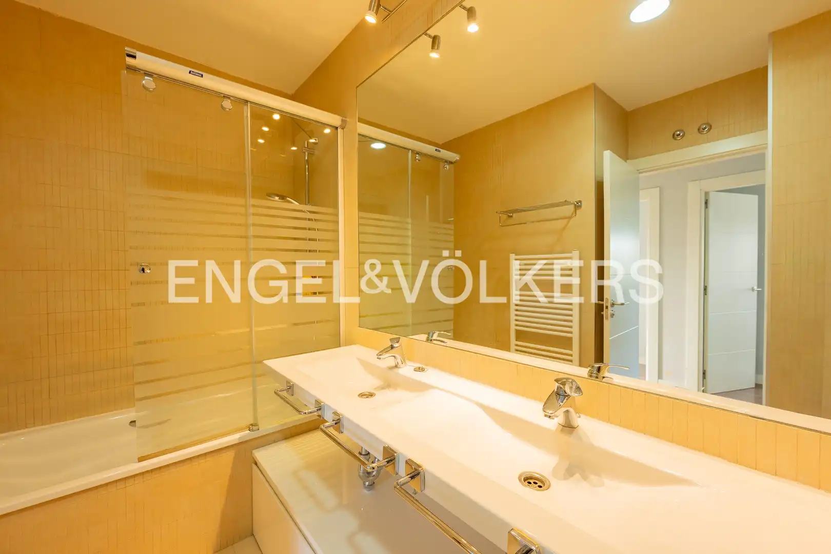 Baño de Casa adosada de alquiler en Tres Cantos con Aire acondicionado, Calefacción y Jardín privado