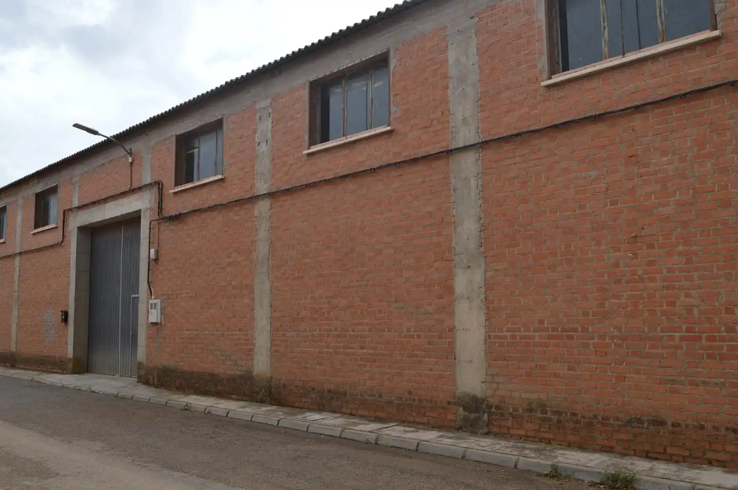 Außenansicht von Fabrikhallen zum Verkauf in Horcajo de Santiago