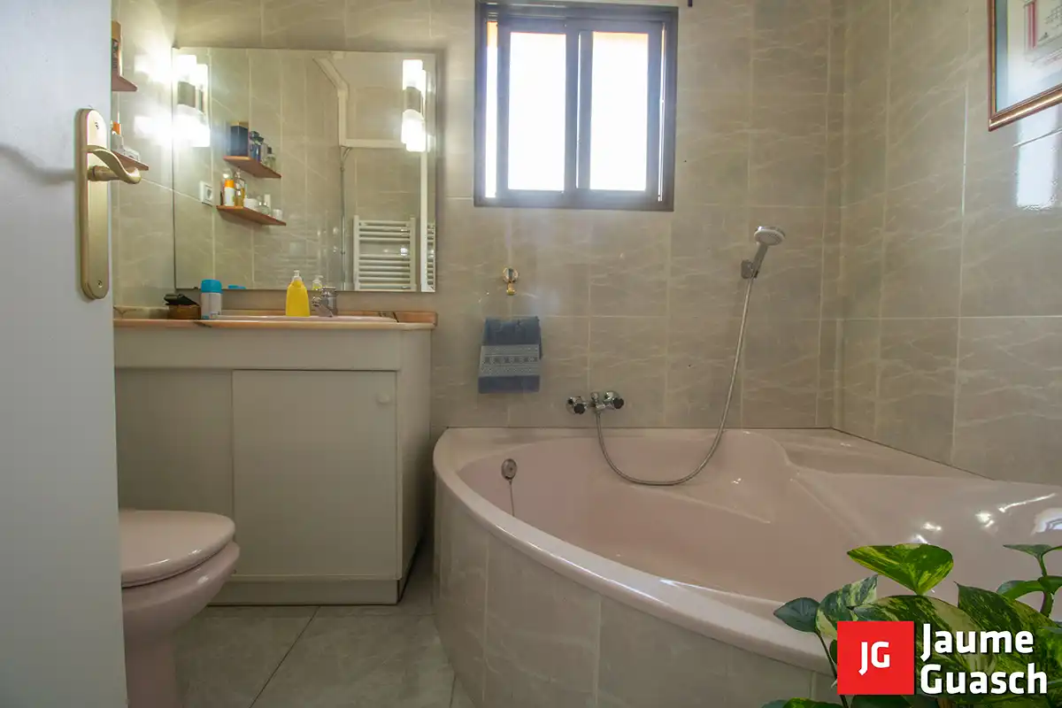 Baño de Casa adosada en venta en Torredembarra con Aire acondicionado, Calefacción y Jardín privado