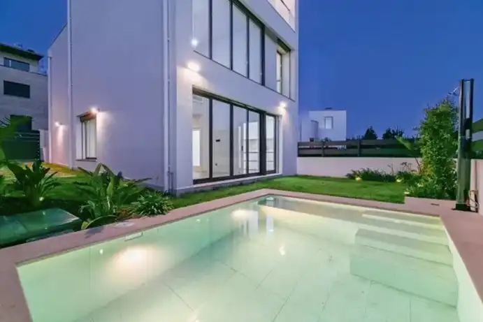 Piscina de Casa adosada en venta en Vigo  con Calefacción, Jardín privado y Terraza