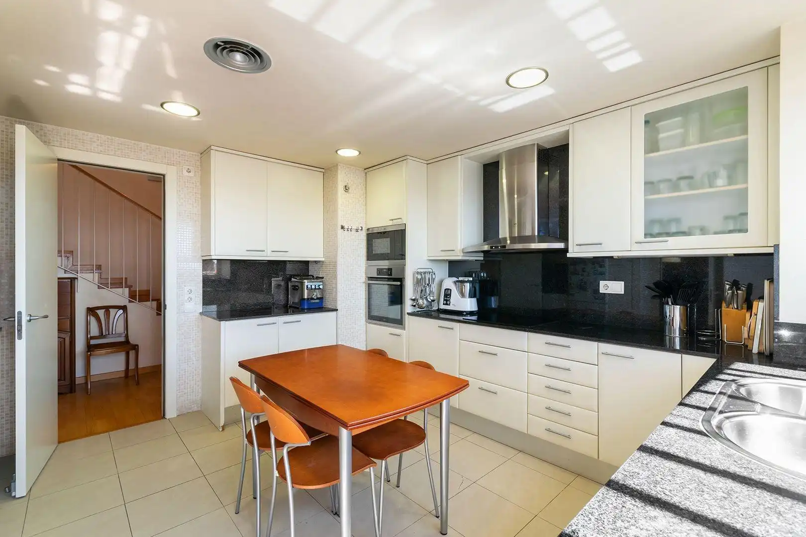 Küche von Maisonette zum Verkauf in Barcelona mit Klimaanlage, Heizung und Privatgarten