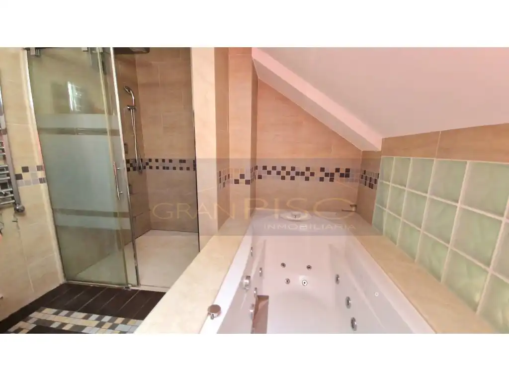 Baño de Dúplex en venta en Estepona con Terraza y Piscina comunitaria