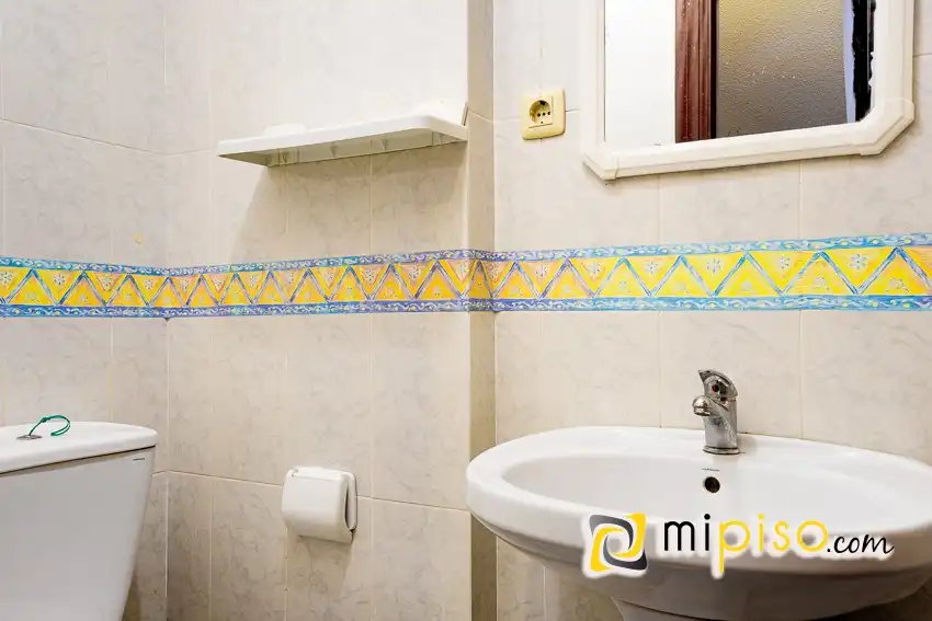 Baño de Piso en venta en Santoña con Terraza, Trastero y Balcón