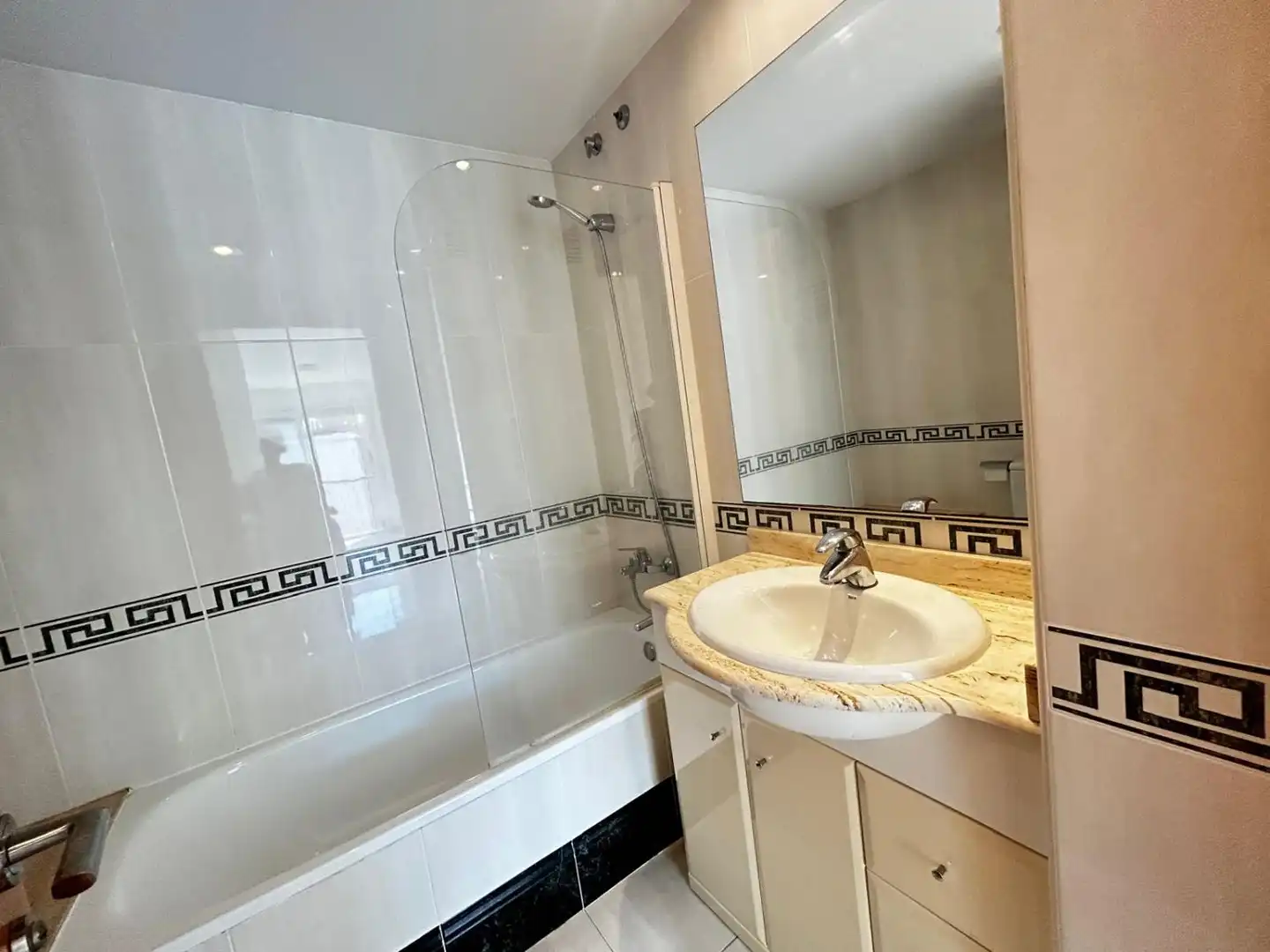Badezimmer von Wohnung zum Verkauf in Sitges mit Klimaanlage, Heizung und Terrasse