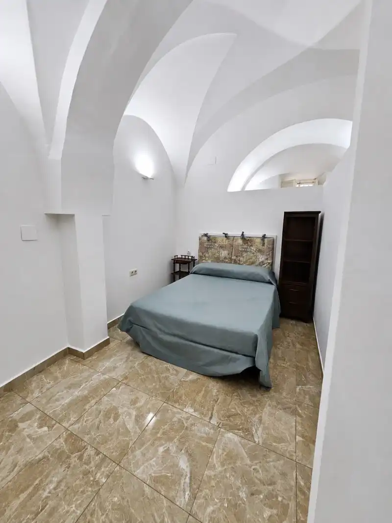 Schlafzimmer von Wohnungen zur Miete in Cáceres mit Klimaanlage, Heizung und Privatgarten
