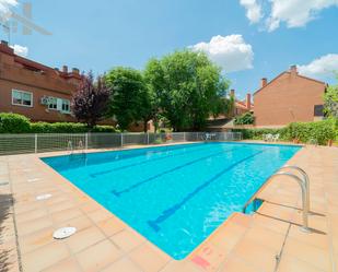 Piscina de Casa adosada en venda en Boadilla del Monte amb Aire condicionat i Terrassa