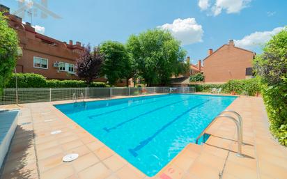 Piscina de Casa adosada en venda en Boadilla del Monte amb Aire condicionat i Terrassa