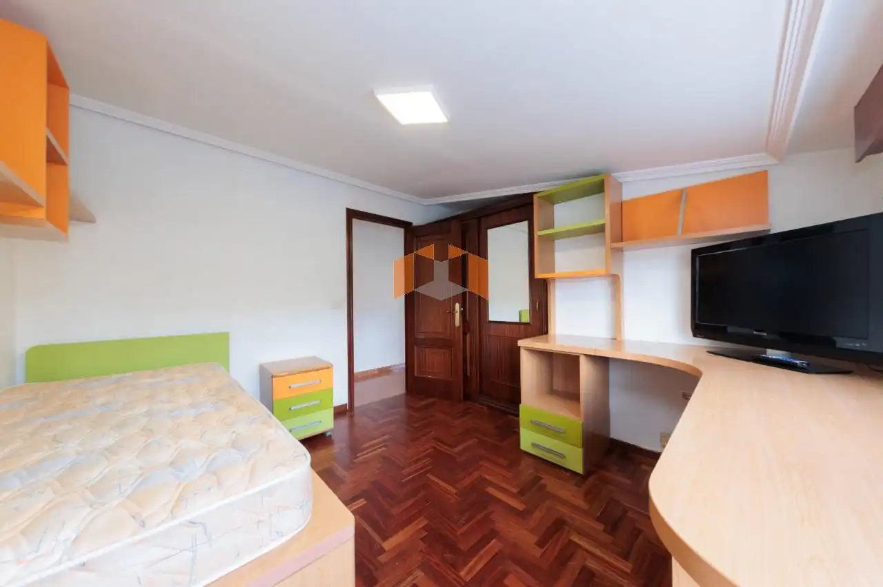 Bedroom of Houses for sale in Vigo   with Heating, Private garden and Parquet flooring