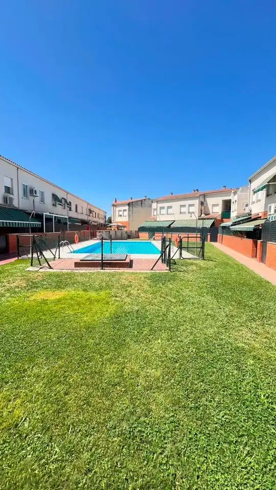 Piscina de Casa o xalet en venda en Badajoz amb Aire condicionat, Jardí privat i Terrassa