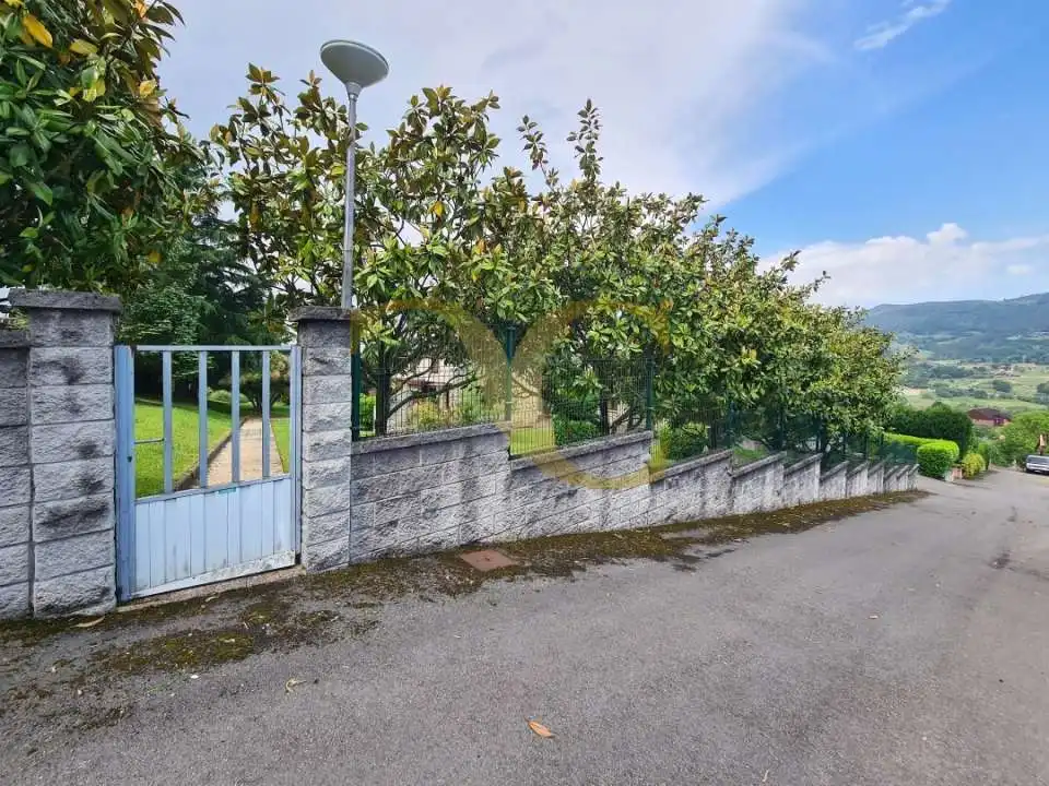 Vista exterior de Casa o xalet en venda en Oviedo  amb Calefacció, Jardí privat i Terrassa
