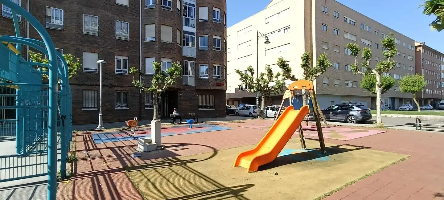 Vista exterior de Apartamento en venta en León Capital  con Calefacción, Parquet y Terraza