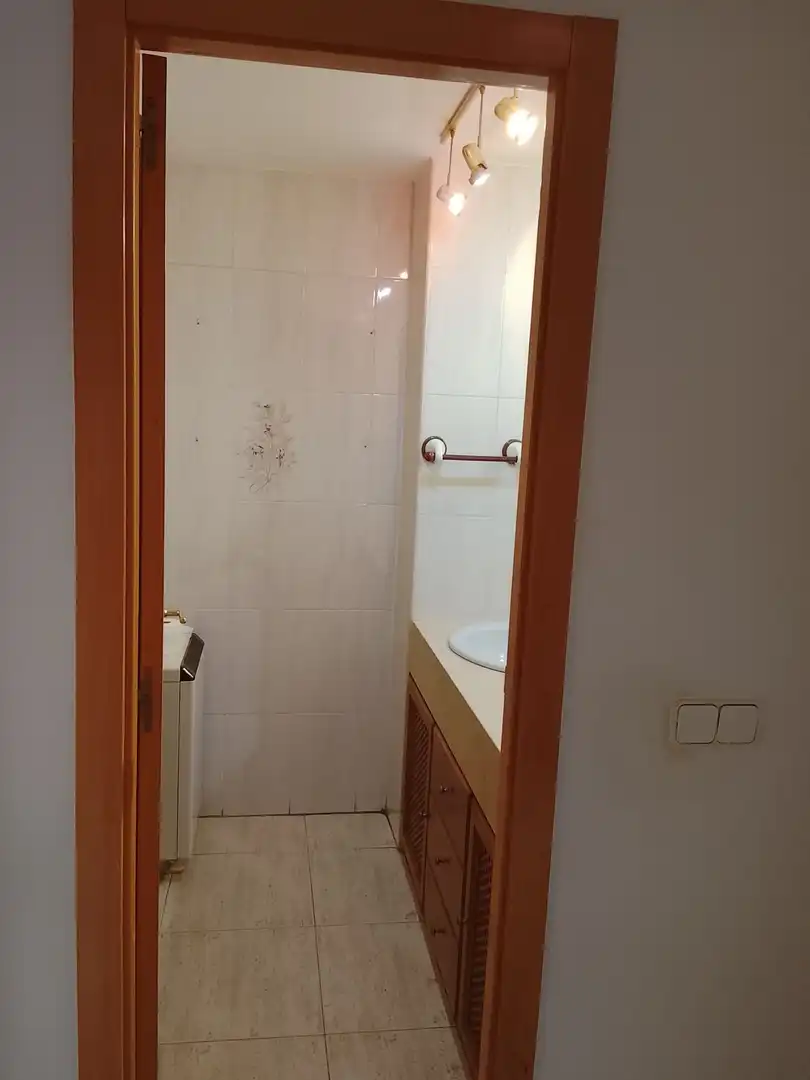 Badezimmer von Wohnung zum Verkauf in Madrigal de la Vera mit Klimaanlage, Heizung und Möbliert