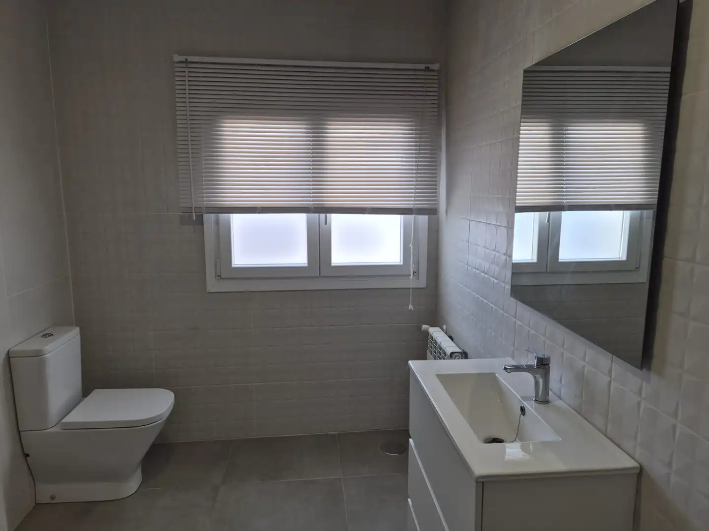 Bathroom of Flat for rent in Torrejón de Velasco, Madrid