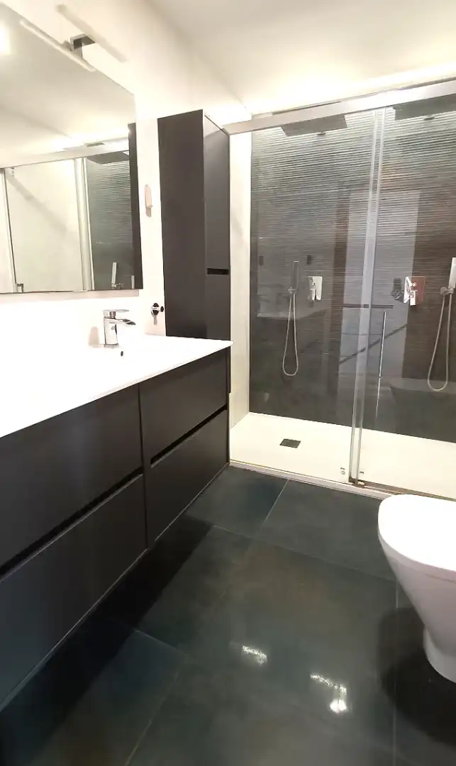 Badezimmer von Einfamilien-Reihenhaus zum Verkauf in Cambrils mit Klimaanlage, Heizung und Privatgarten