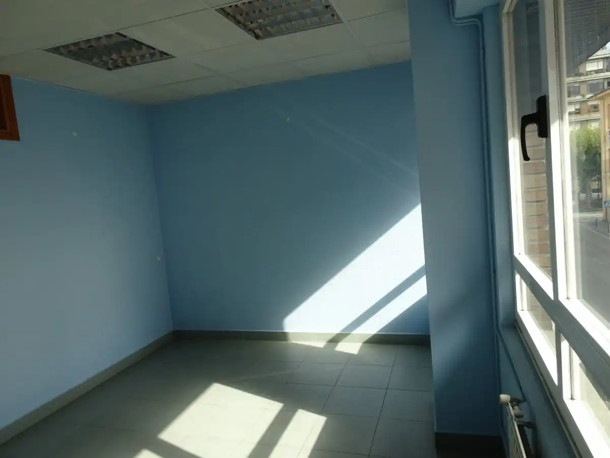 Büro zur Miete in Torrelavega  mit Klimaanlage, Abstellraum und Möbliert