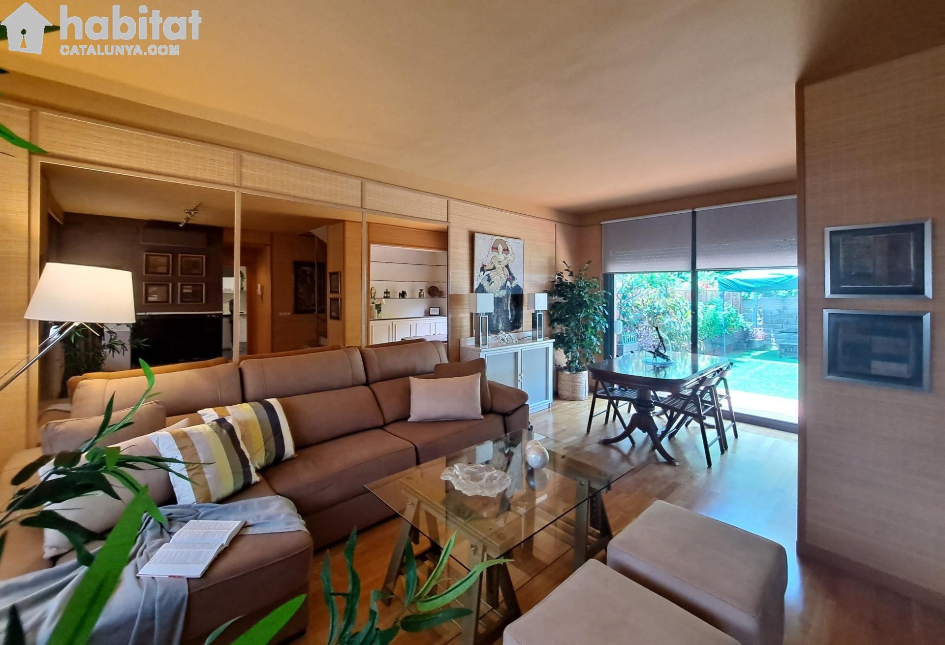 Sala d'estar de Casa adosada en venda en Sant Esteve Sesrovires amb Aire condicionat, Jardí privat i Terrassa