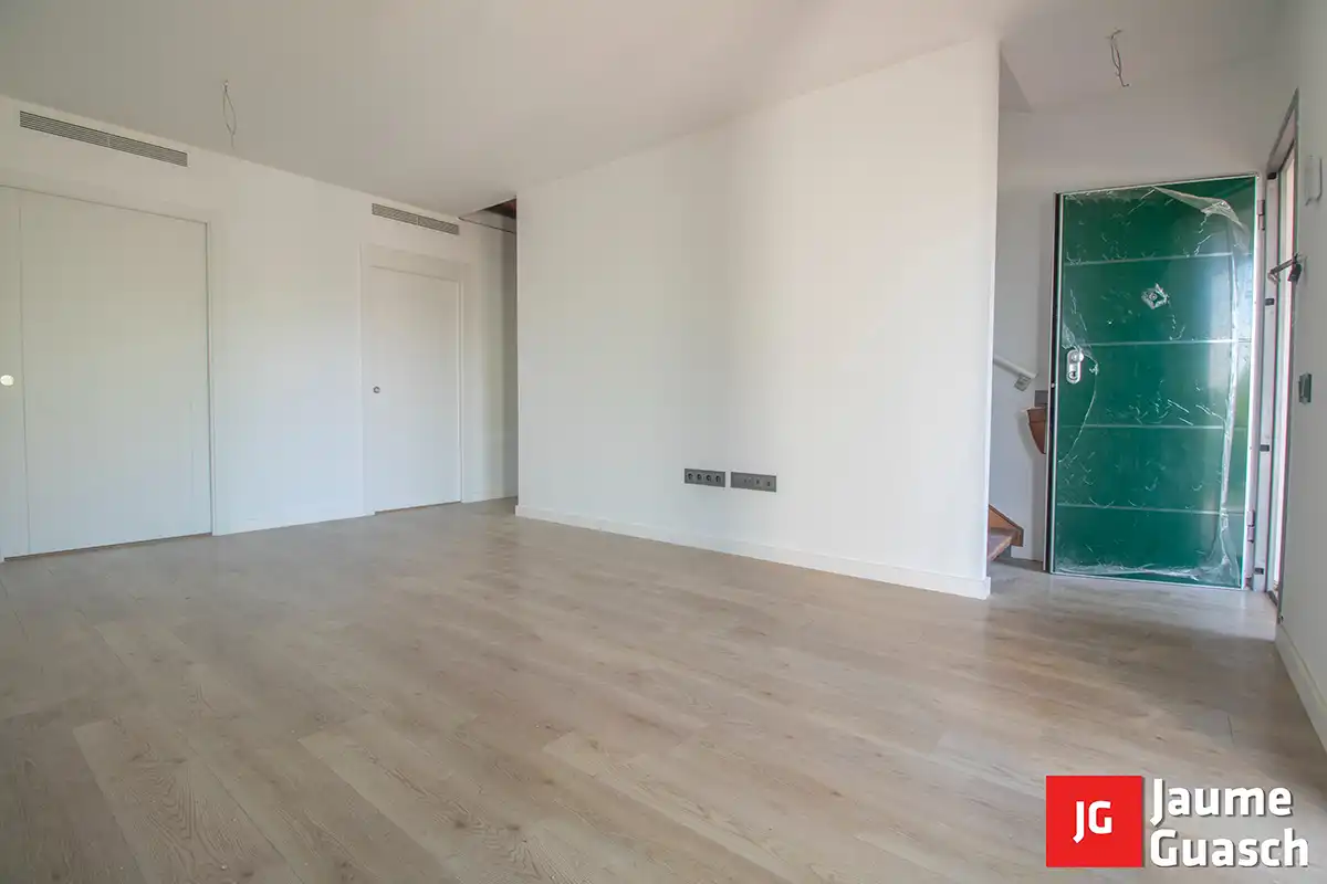 Sala d'estar de Casa adosada en venda en Torredembarra amb Aire condicionat, Calefacció i Jardí privat