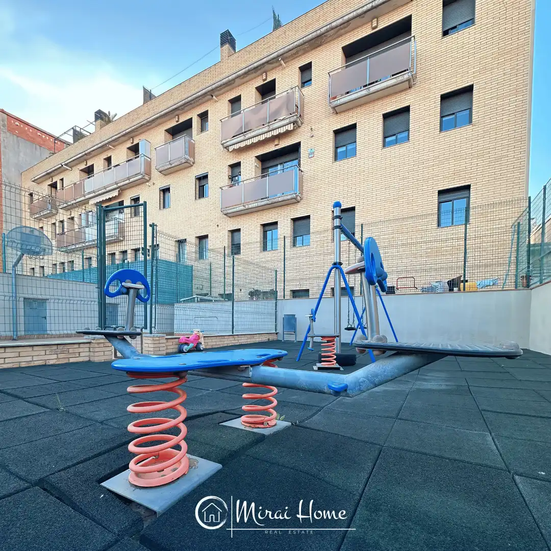 Vista exterior de Dúplex en venda en Santa Coloma de Gramenet amb Aire condicionat, Calefacció i Parquet