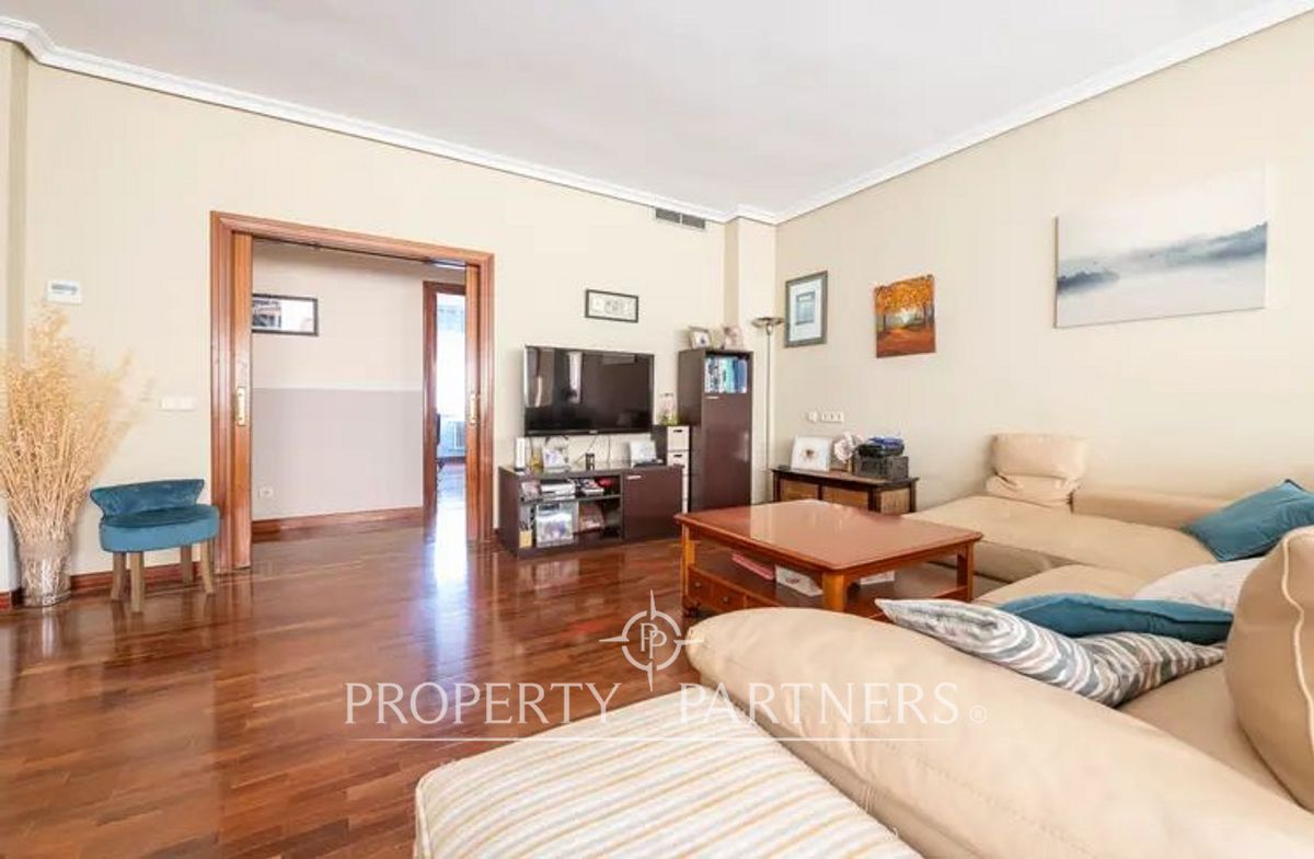 Sala d'estar de Apartament en venda en  Madrid Capital amb Aire condicionat, Calefacció i Jardí privat