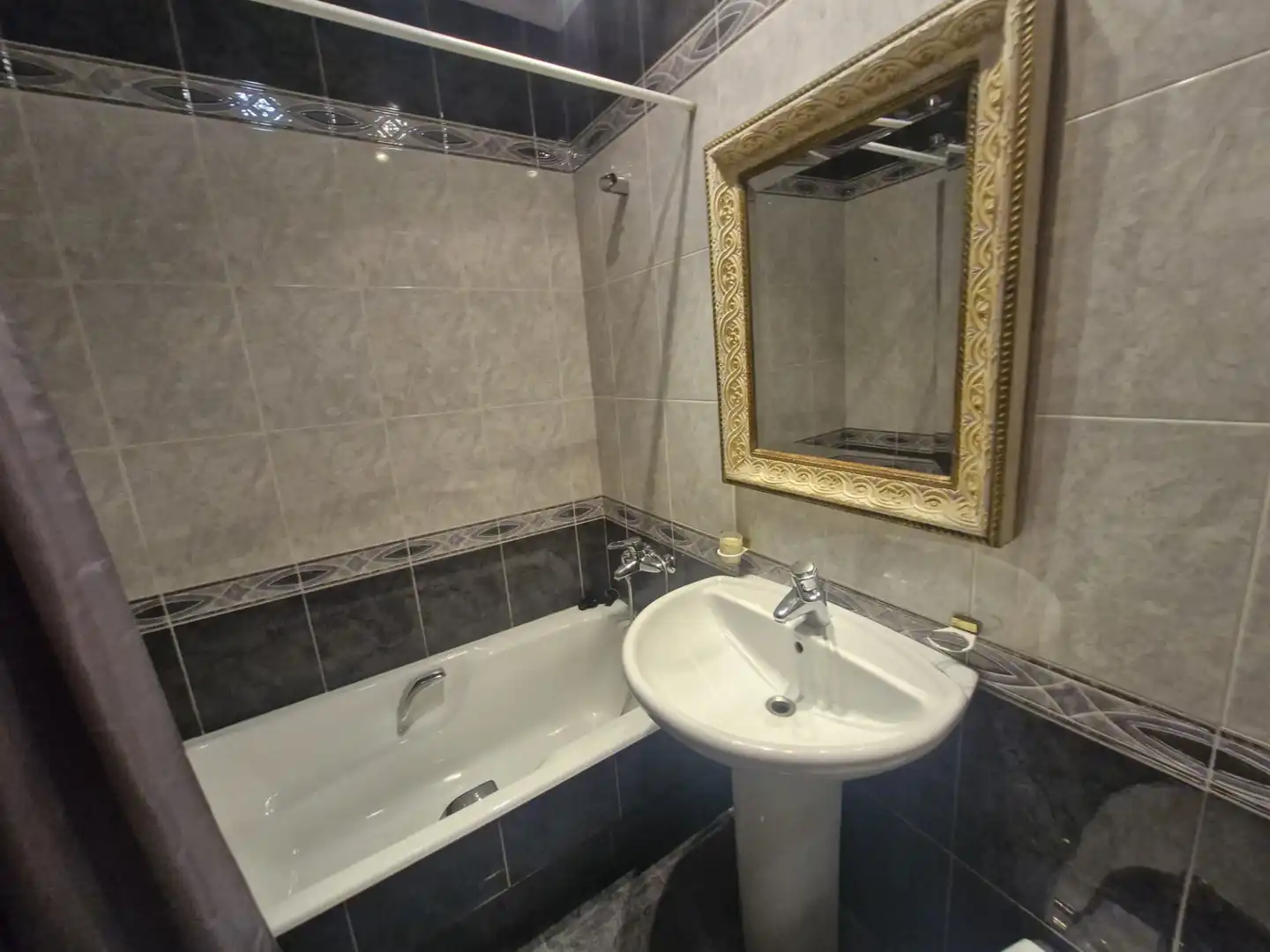 Bany de Apartament de lloguer en Ourense Capital  amb Calefacció, Parquet i Moblat