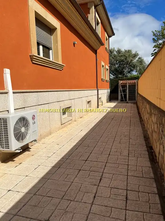 Vista exterior de Casa o chalet en venta en Carbajosa de la Sagrada con Aire acondicionado, Calefacción y Jardín privado