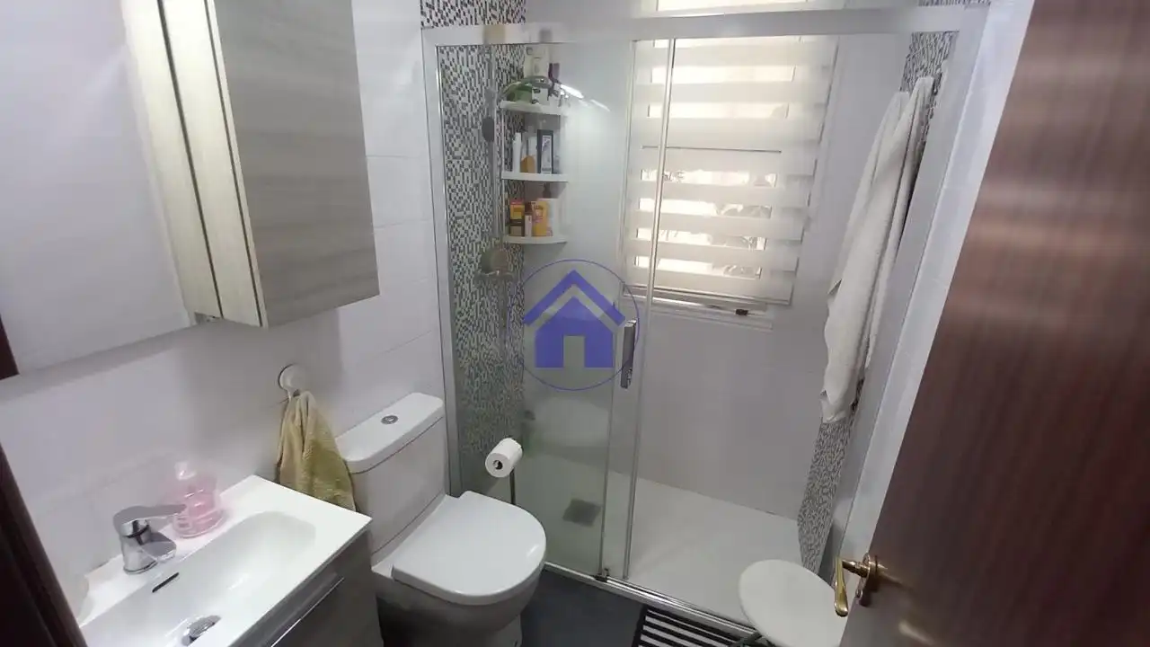 Bathroom of Houses for sale in Vigo   with Heating, Private garden and Parquet flooring