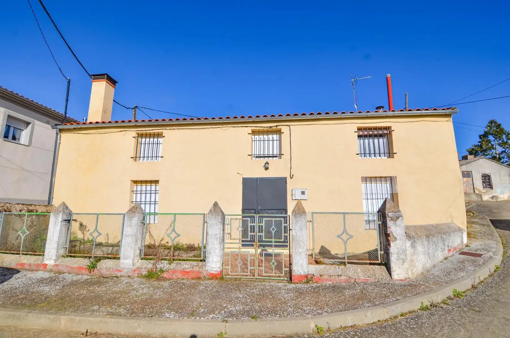 Houses for sale in Frades de la Sierra