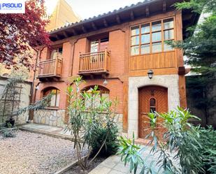 Vista exterior de Casa o xalet de lloguer en Valladolid Capital amb Terrassa i Balcó