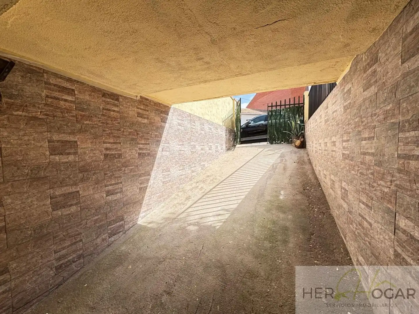 Vista exterior de Casa o xalet en venda en Olías del Rey amb Aire condicionat, Calefacció i Jardí privat