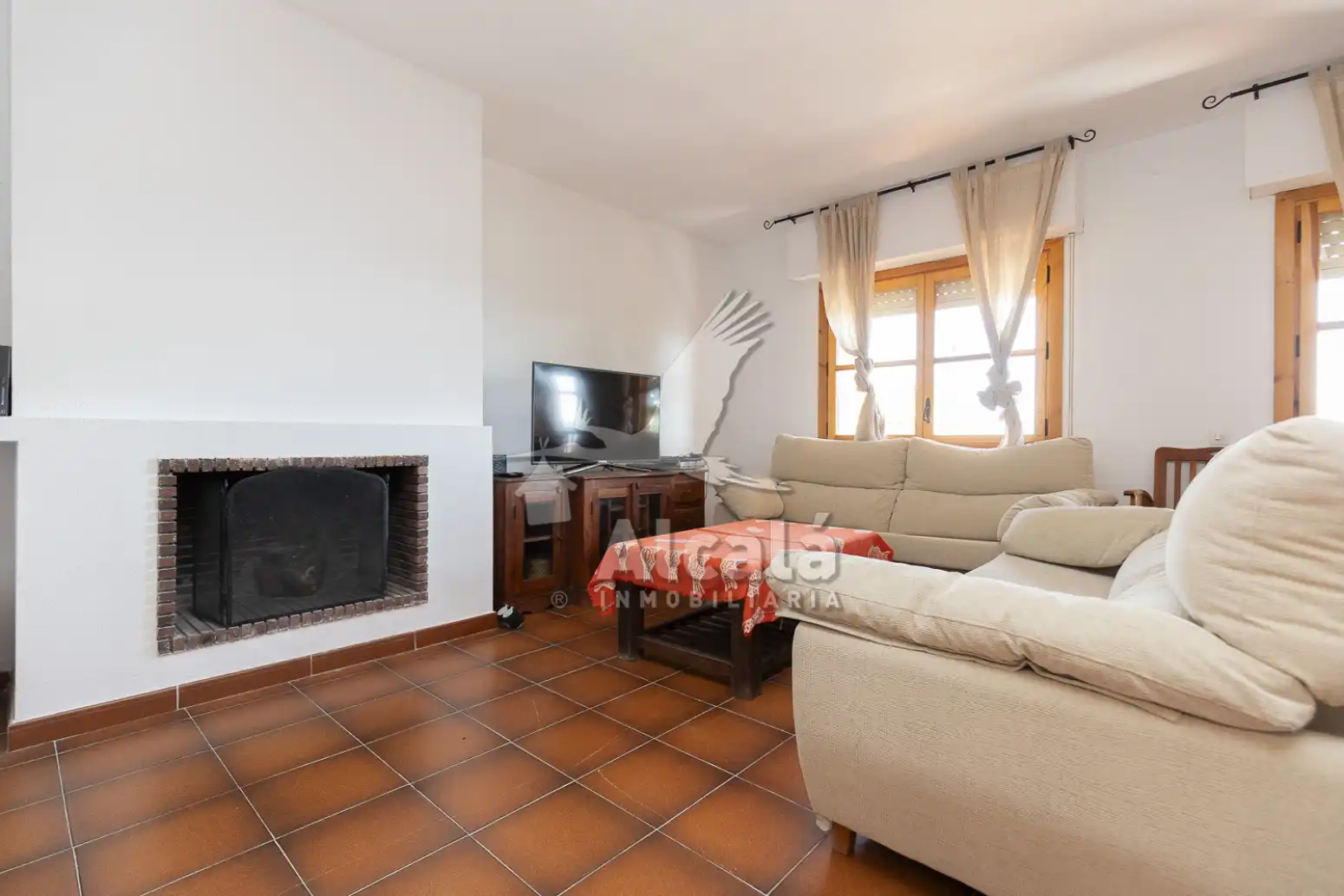 Sala d'estar de Casa adosada en venda en Alocén amb Calefacció
