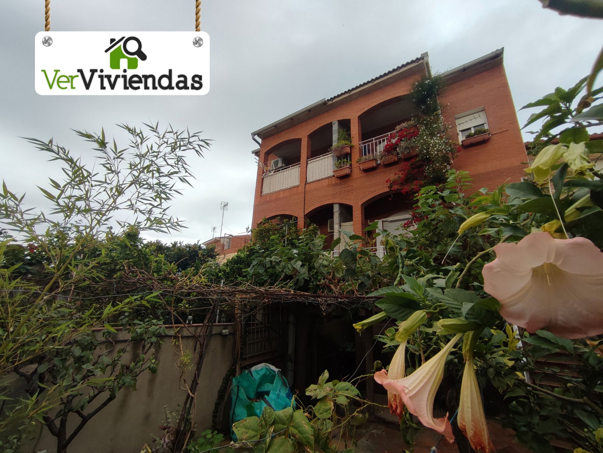 Vista exterior de Casa adosada en venda en Sant Vicenç Dels Horts amb Calefacció, Jardí privat i Terrassa