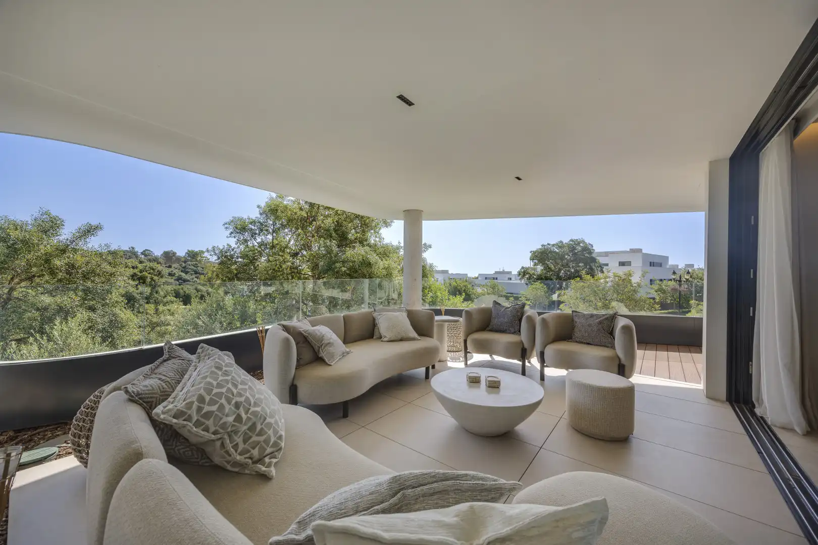 Terrasse von Wohnungen zum Verkauf in Sotogrande mit Klimaanlage, Terrasse und Abstellraum