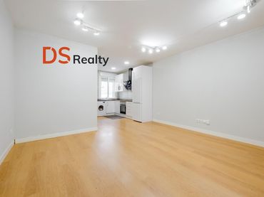 Apartament amb balcó en venda a Calle FUENCARRAL