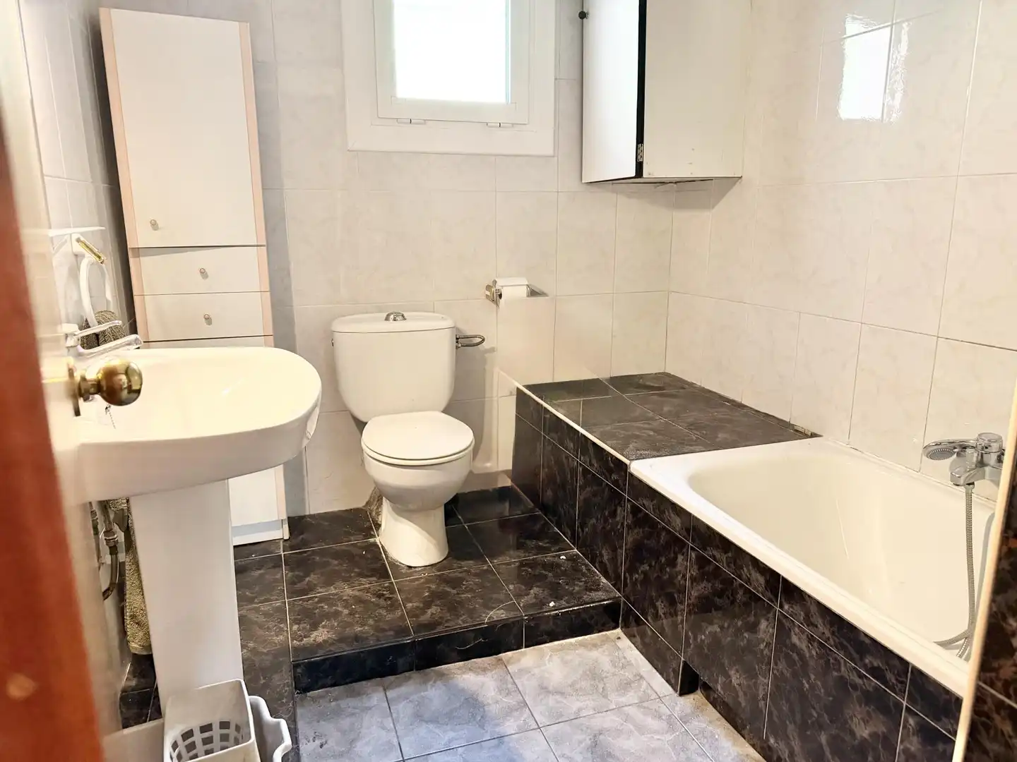 Badezimmer von Wohnung zum Verkauf in Guardiola de Berguedà mit Möbliert, Fernseher und Balkon