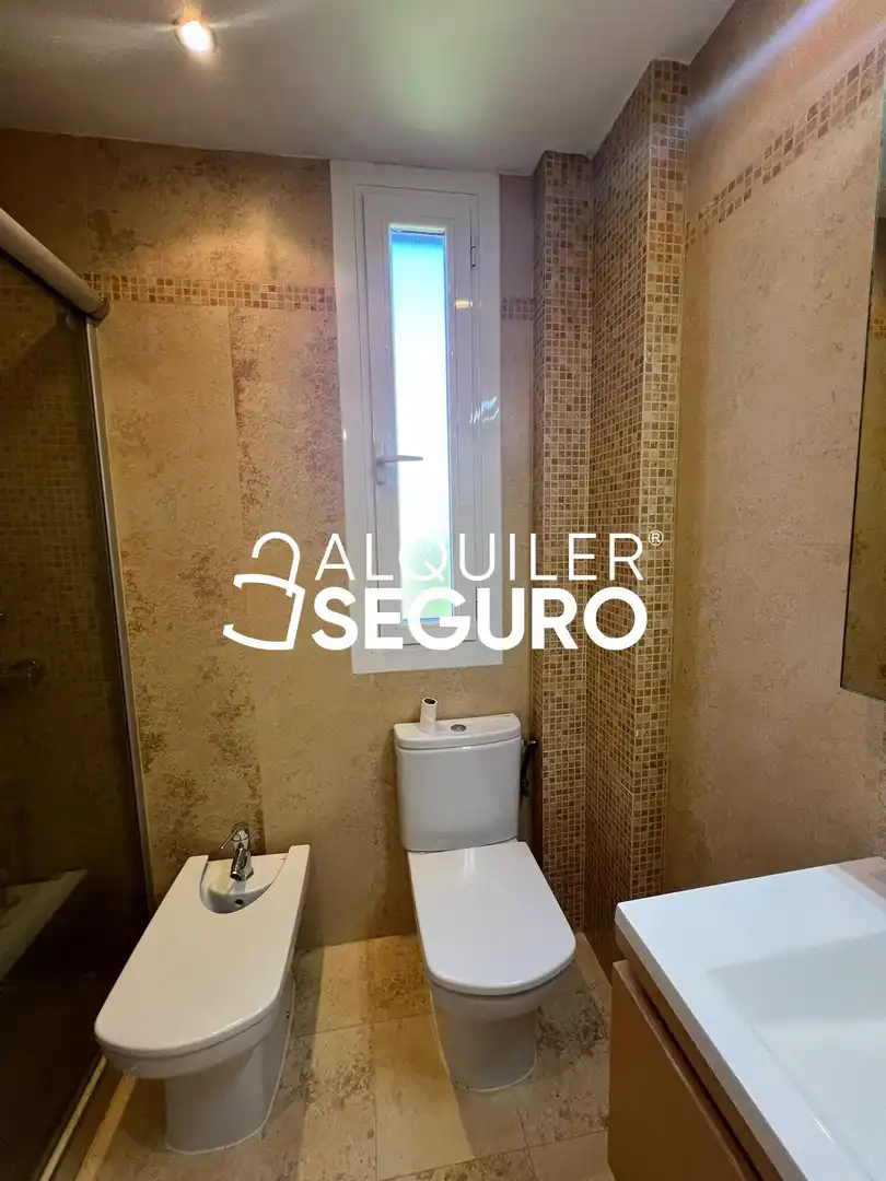 Bathroom of Flat for rent in Tres Cantos  with Air Conditioner and Heating